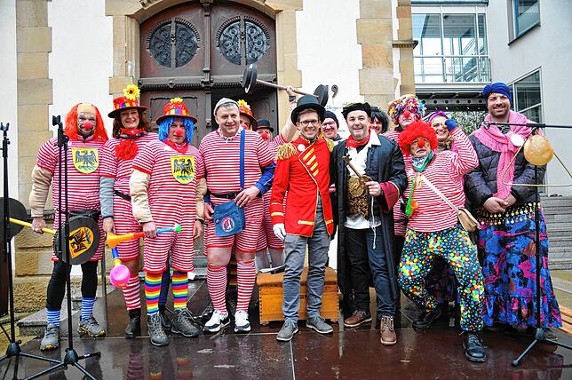 Bild 19: Bunte Zirkusschar in Steißlingen: So feierten die Narren die Rathausübergabe am Schmotzige