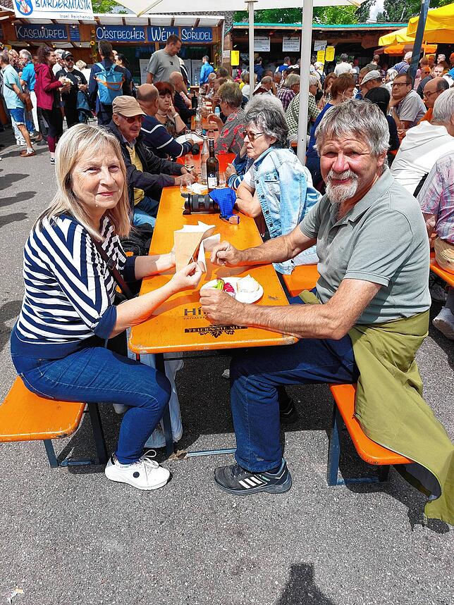 Alice und Martin Köhler gefällt beim Weinfest, dass es authentisch und gepflegt ist und man gut verpflegt und unterhalten werde. Und bei ...