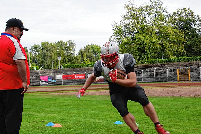 Zeki Özturk (links), Headcoach der Konstanz Pirates, beim Training im Bodenseestadion.