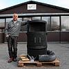 Christoph Vayhinger, Geschäftsführer und Besitzer der Zimmerei Weber in Allmannsdorf, steht neben einem Holzofen, den ein ...