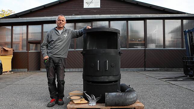 Christoph Vayhinger, Geschäftsführer und Besitzer der Zimmerei Weber in Allmannsdorf, steht neben einem Holzofen, den ein ...