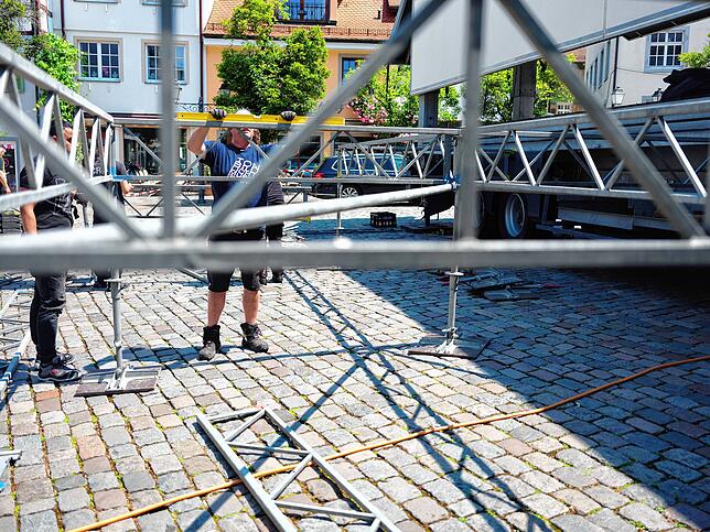 Das Gerüst, das später die Bühne tragen wird, lässt deren ausgeklappte Ausmaße erahnen.