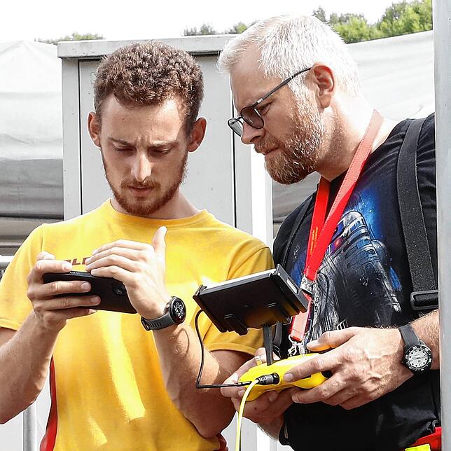 Sie sind live dabei ohne nass zu werden und tauchen zu müssen: Auf den Smartphones sehen Christoph Schumann (links) und Clemens Menge ...