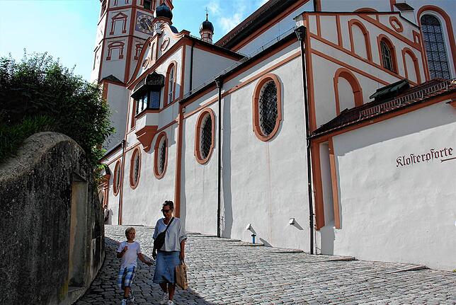 iel für viele Besucher von Andechs: Die barocke Klosterkirche.