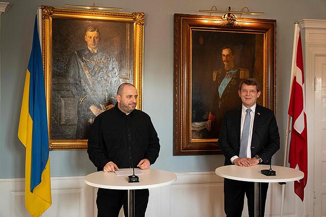 Rustem Umerov (links), Verteidigungsminister der Ukraine, bei seinem Treffen mit Troels Lund Poulsen, stellvertretender ...