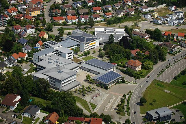 Der Schulkomplex mit Gymnasium, Realschule, Sporthallen und Hallenbad ist heute riesig.
