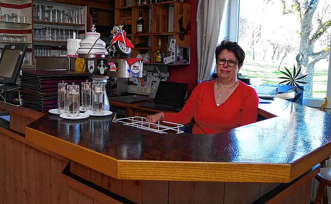 Nichts geht mehr auch im Gasthaus „Jägerstüble“ in Wittenhofen, wo Wirtin Andrea Manz allein in der Gaststube steht.