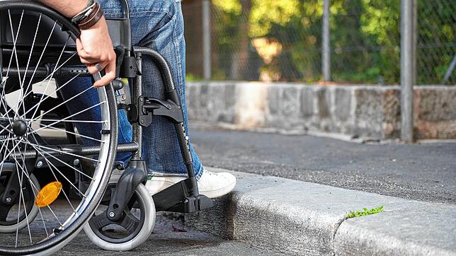 Ein Rollstuhlfahrer in Schramberg &ndash; hier ein Symbolbild &ndash; verletzt eine Frau und rollt dann davon.