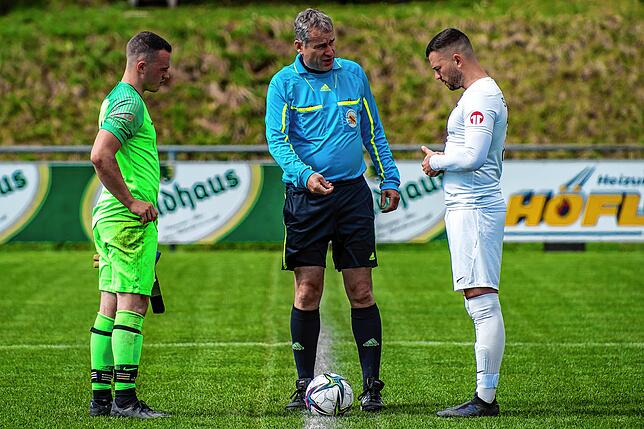 Bild 1: SV Waldhaus besiegt den SV Rheintal glatt mit 4:0 &ndash; und wir haben Bilder!