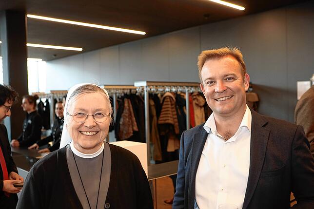 Geistlichkeit trifft Wirtschaft: Provinzoberin Schwester Maria Paola Zinniel aus dem Kloster Hegne und Kloster-Geschäftsführer und ...