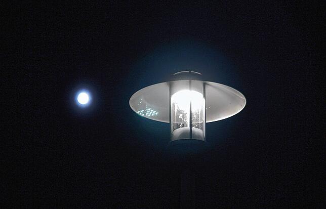 Mond (links) und eine neue Straßenlaterne beleuchten am Donnerstagabend das neue Baugebiet Schützenberg III. Häuser werden hier noch ...