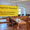 Der Verhandlungssaal am Radolfzeller Amtsgericht. Hier musste sich ein Mann unter anderem wegen vermeintlicher Drogenkäufe und ...