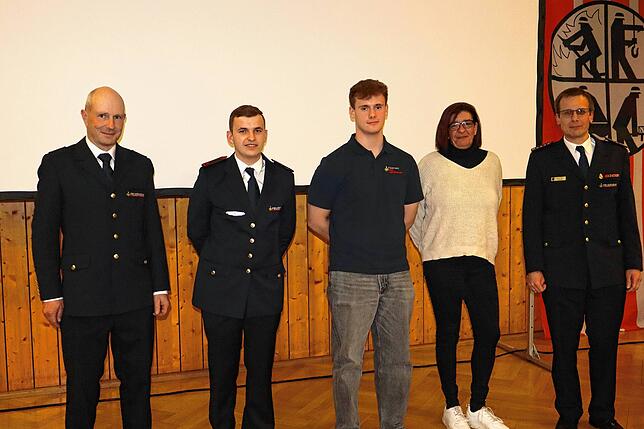 Mathias Wengle, Felix Jung, Nick Stals und Ronja Rotzler (von links) wurden von Kommandant Jochen Fuchs neu in der Feuerwehr begrüßt.