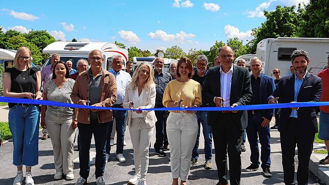 Der neue Wohnmobilstellplatz an der Offwiese ist endlich eröffnet. Feierlich weihte Oberbürgermeister Bernd Häusler ihn gemeinsam mit ...