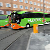Bild 3: Welches Verkehrsmittel eignet sich am besten? Wir haben Auto, Fernbus, Bahn und Flugzeug verglichen.