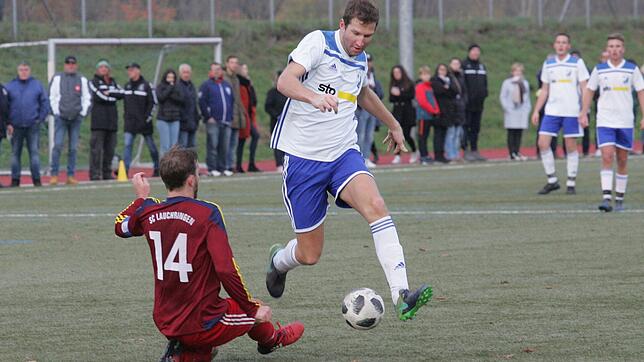 Doppeltorschütze: Heiko Güntert (rechts, gegen den Lauchringer Patrick Bergdorf) war beim 2:0-Erfolg des FC Weizen der Held. Mit seinem ...