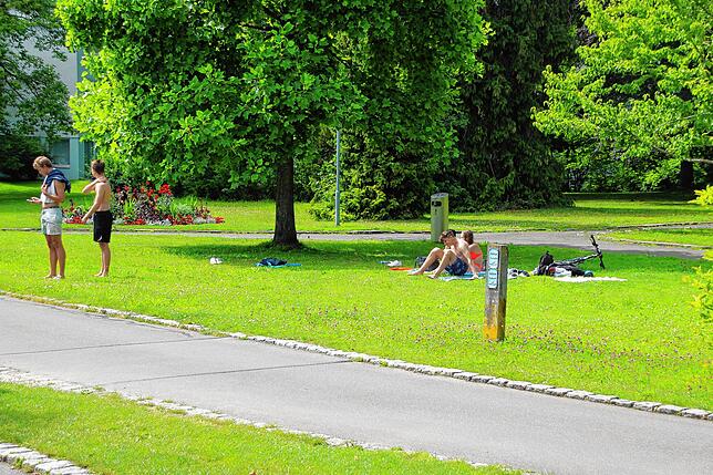 Jugendliche auf den Wiesen vor der Villa Prym.