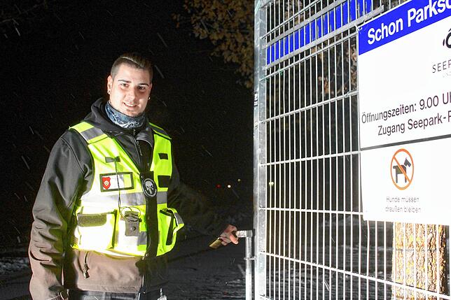Armin Wozasek, Familienvater und Industriemechaniker, arbeitet nebenberuflich beim Sicherheitsdienst. Hier schließt er eines der Tore ...