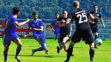 Entscheidung im Derby: Unmittelbar nach Wiederanpfiff setzt sich Ersin Demircan (Mitte) gegen Konstantin Schlipphack in Szene und trifft ...