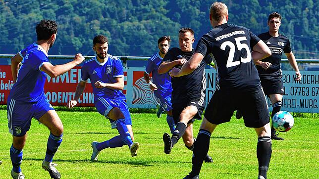 Entscheidung im Derby: Unmittelbar nach Wiederanpfiff setzt sich Ersin Demircan (Mitte) gegen Konstantin Schlipphack in Szene und trifft ...