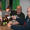 Am Dienstag, 15. Februar, füllen Franz Schnurr (links) und Manfred Storz die Rebberg-Auslese in 33 Flaschen ab.