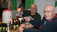 Am Dienstag, 15. Februar, füllen Franz Schnurr (links) und Manfred Storz die Rebberg-Auslese in 33 Flaschen ab.