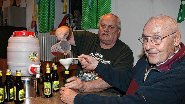 Am Dienstag, 15. Februar, füllen Franz Schnurr (links) und Manfred Storz die Rebberg-Auslese in 33 Flaschen ab.