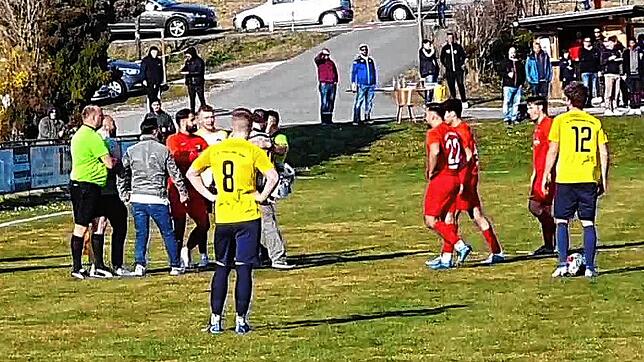 Bild : Nach dem Angriff auf einen Fußball-Schiedsrichter in Konstanz: Mit diesen Konsequenzen müssen die Vereine nun rechnen
