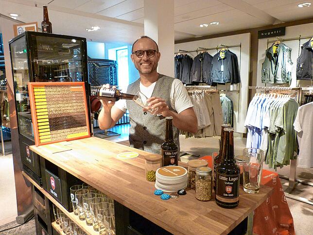 Biersommelier Karsten Morschett begrüßte im Kaufhaus May interessierte Gäste und wusste viel zu erzählen rund um das Thema Bier und Genuss.