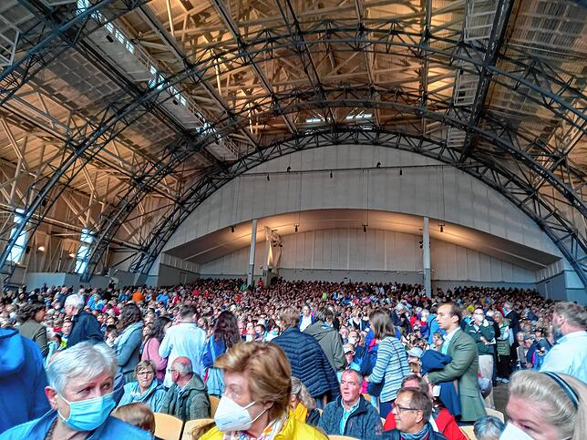 Riesig: 4000 Menschen finden im Passionstheater Platz.