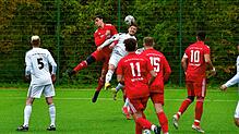 Abstiegskampf: Wie im Hinspiel stehen die Torjäger im Fokus. Tim Siegin (links) traf für den VfR Bad Bellingen, Gabriel Dittmar ging ...