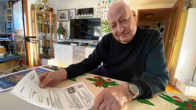 Ist das einfach Abzocke? Der Königsfelder Rentner Hans Rohrbach zeigt seinen Bußgeldbescheid und ärgert sich, weil er in Mönchweiler in ...