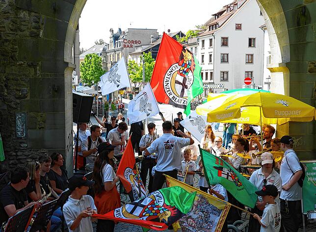 Der musikalische Blätzle-Nachwuchs, die Büeble-Musik, eröffnete das Schnetztorfest