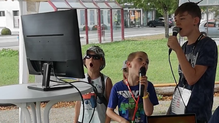 Besonders viel Spaß haben die Jungen und Mädchen beim Kidsday des MGV Liederkranz beim Karaoke. Bild: Friedrich Beer