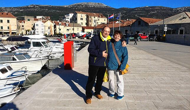Sonne pur, kein Nebel mehr: Marie-Iren und Branko Baumhardt im Hafen ihres kroatischen Aufenthaltsorts.
