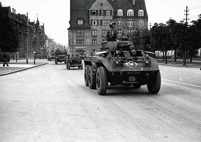 Französische Soldaten fahren durch Konstanz: die Theodor-Heuss-Straße. Im Haus im Hintergrund ist heute die Eisdiele Pampanin.