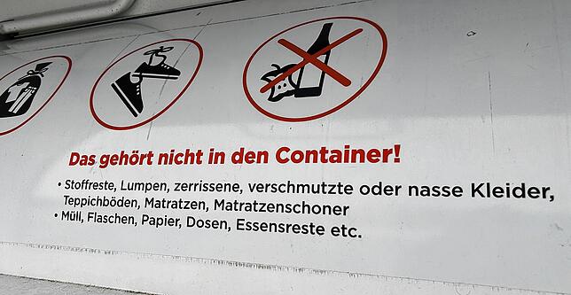 Schilder auf den Kleidercontainern machen eigentlich deutlich klar, was darin nicht entsorgt werden darf. Nicht alle halten sich daran.