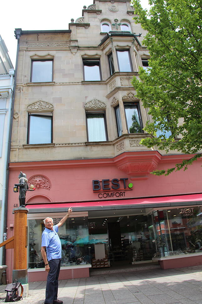 Werner Gideon vor seinem Elternhaus in der Niederen Straße 43.