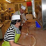 Mariette Huntscha und Oberbürgermeister Bernd Häusler beim Formen der Hefezöpfe.