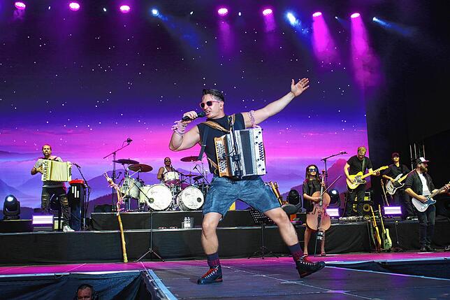 Bild 1: Andreas Gabalier rockt den Schlossgarten in Salem