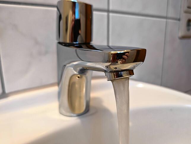Das Wasser riecht ungewöhnlich und schon gibt es viele Fragezeichen. Die Verantwortlichen beruhigen.