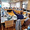 Alle Hände oben: Der Gemeinderat beauftragte die Verwaltung am Dienstagabend einstimmig mit den Verkaufsverhandlungen für das ...