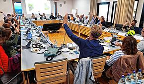Alle Hände oben: Der Gemeinderat beauftragte die Verwaltung am Dienstagabend einstimmig mit den Verkaufsverhandlungen für das ...