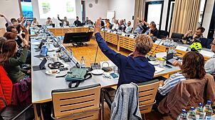 Alle Hände oben: Der Gemeinderat beauftragte die Verwaltung am Dienstagabend einstimmig mit den Verkaufsverhandlungen für das ...