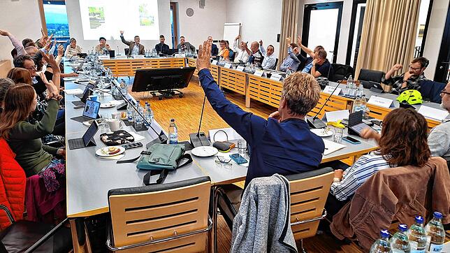Alle Hände oben: Der Gemeinderat beauftragte die Verwaltung am Dienstagabend einstimmig mit den Verkaufsverhandlungen für das ...