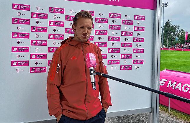 Bayern-Trainer Julian Nagelsmann gibt kurz vor dem Anpfiff noch ein Interview.