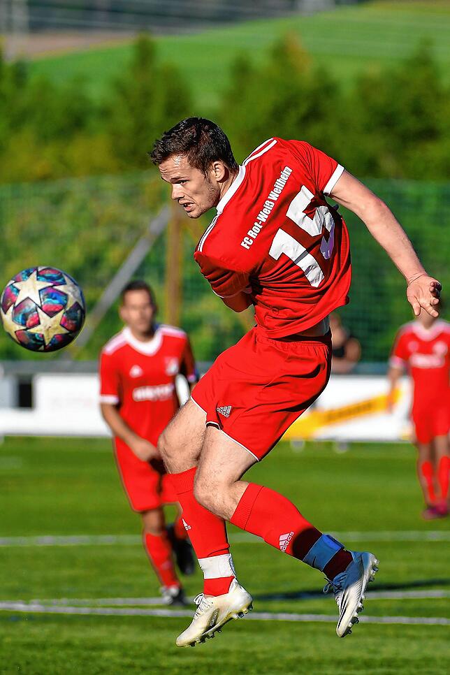 Bild 14: Spitzenreiter FC Erzingen setzt sich mit 5:0 beim FC RW Weilheim durch &ndash; und wir haben die Bilder!