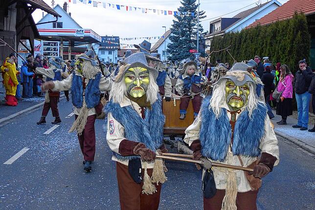 Die Masken der Narrenzunft Hebsackgeister Roggenbeuren-Wittenhofen bei einem Umzug in Untersiggingen.