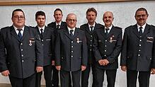Kommandant Benedikt Stump mit seinen Stellvertretern Kevin Braun und Christian Wolf mit den für 40 Jahre geehrten Werner Widmann, Helmut ...