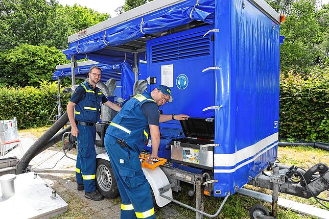 Tim Rückert und Arno Jakubaschk (von links) vom Technischen Hilfswerk sind zwei der vielen Ehrenamtlichen aus Konstanz, dem Landkreis ...